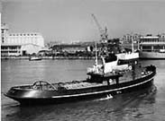 Jean Bara — Voici quelques photos du remorqueur PHOCEEN qui a servi dans le port de Marseille de 1959 à 1987. Il a ensuite été racheté par un groupe néerlandais. Sur la photo de gauche (doc. PAM, comme les trois suivantes), représentant le bassin de la Joliette, les deux remorqueurs PROVENCAL 3 et PROVENCAL 5 avec un navire à la remorque sont en attente de l'ouverture du pont d'Arenc et, à droite de la photo, on aperçoit le PROVENCAL 12.